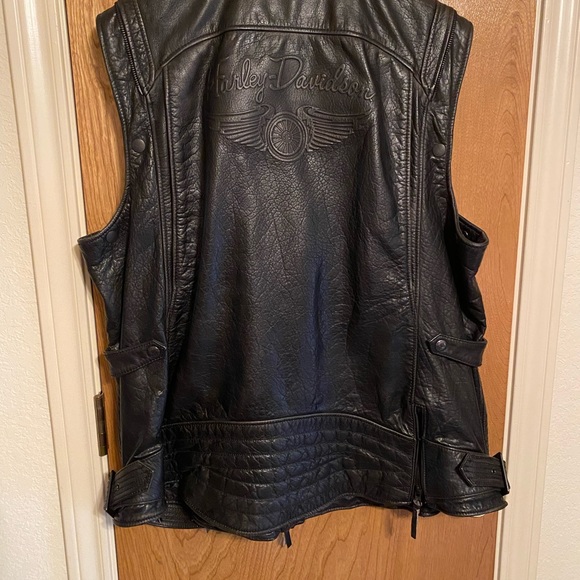 Ladies leather Harley Davidson 2 in 1 vest and jacket. - Picture 5 of 6
